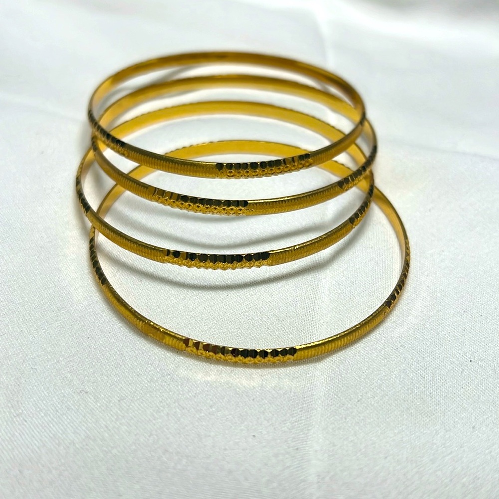 Vintage gold plated bangles it’s 4 pieces & in twenty’s good condition #304